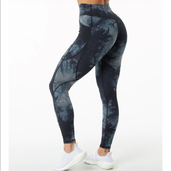 Alphalete Surface Pocket Legging in Oil Stain - Picture 2 of 4